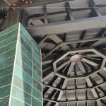 八角亭內(nèi)上方曾因歲月而斑駁，如今重新梳理歲月痕跡後，舊有的氣息也悄然浮現(xiàn)。