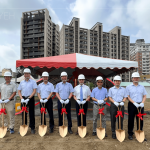 新業(yè)建設(shè)-名譽(yù)董事長(zhǎng) 穆椿松(左四)、董事長(zhǎng) 卓勝隆(右三) 偕同土地銀行-經(jīng)理 黃哲雄(右四)，與新業(yè)職人團(tuán)隊(duì)，一同為【大塊藏硯】揭開序幕。