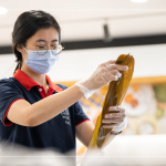 將粽葉的光滑面向內(nèi)，粗糙面向外，糯米較不會(huì)黏粽葉，擇兩片將蒂頭端與尾端交疊。