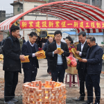 建築職人團隊齊聚，心中滿懷期盼與感恩，將此份心意挾帶著一疊疊金紙，將此願直達天聽。