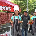 驚人的香腸瀑布，是否也頗有幾分裝置藝術(shù)的氣勢(shì)？在戴上獎(jiǎng)牌之前，不妨從工作人員手中接過香腸串，擺個(gè)Pose留念吧！