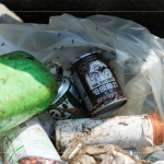 各式瓶罐、垃圾，深埋在林葉角落，帶給環(huán)境極大的負(fù)擔(dān)，透過淨(jìng)溪活動(dòng)為環(huán)境盡一份微薄心力!