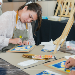 夏日綻放的煙火，飽和的亮色系，營(yíng)造出煙火的絢爛與光輝，如同一閃一閃地閃爍在眼前。