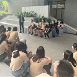 學(xué)員們圍坐於【新業(yè)宜家】庭院及石砌溜滑梯旁，聽建築師分享著種種規(guī)劃背後的考量，以建築而言，貼心的小細節(jié)將是引人注目的勝出關(guān)鍵。