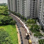 為了給新業(yè)家族與朋友一個(gè)難忘的夏日回憶，新業(yè)與【小蝸牛市集】合作，沿著保安十街人行道，將近60個(gè)攤位與餐車劃出一道彩虹般的微笑弧形。