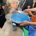 貌似黑膠唱片的「磨切片」，也是師傅做工時(shí)的好幫手！