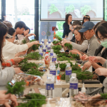 聖誕前夕，與新業(yè)家人午後相遇，綠意的松枝，素雅的乾燥花材，歡笑聲與聖誕歌聲交織，提前感受溫馨節(jié)日。