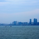 金門有許多小島，往來需乘船，儼然是一座海都。至金城鎮(zhèn)「水頭碼頭」搭船後，熟悉地理的夥伴遙指遠方，大夥兒才發(fā)現(xiàn)原來廈門離我們?nèi)绱讼嘟?>
										<div   id=