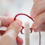 引線、綁結(jié)，將喜氣洋洋的紅線固定在燈籠之上，已完成吊掛的功能。