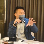 設(shè)計部吳志輝建築師以正反兩面立場，提出解決方案，與講師交流回饋。