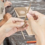 利用銅管將陶風(fēng)鈴物件穿洞，待高溫?zé)u後，使用麻繩將物件串起，串起一串手感陶風(fēng)鈴。