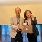 感謝陳慧如老師帶來(lái)紮實(shí)又豐富的課程內(nèi)容，由新業(yè)建設(shè)卓勝隆董事長(zhǎng)致贈(zèng)伴手禮品。