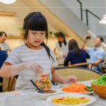 DIY動手製作沙拉罐，挑選喜愛食材，加入適合自己的調(diào)味，為品味食光帶來更有溫度的體驗感。