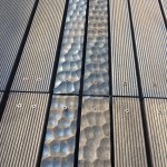 由師傅純手工一敲一鑿打造，特殊紋路的戶外花園區(qū)地板，日光下反射出不同層次的木頭質(zhì)感。