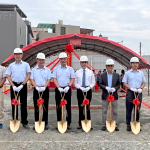 新業(yè)建設(shè) 穆椿松 名譽(yù)董事長(左四)、卓勝隆 董事長(右三) 偕同土地銀行經(jīng)理 黃哲雄(右四)，與新業(yè)職人團(tuán)隊，於5/16吉日一同為【微丘森鄰】揭開序幕。