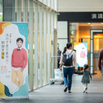 新業(yè)名人講堂邀請(qǐng)來(lái)自各領(lǐng)域的職人，分享各自的精采故事，跟著他們的腳步穿梭在多樣色彩的旅程中。