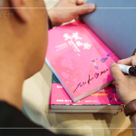 當(dāng)天抽獎(jiǎng)禮準(zhǔn)備藝術(shù)家的新書—真實(shí)色彩：優(yōu)席夫的藝術(shù)光旅，一段探索美、發(fā)現(xiàn)光，發(fā)現(xiàn)自我的藝術(shù)之旅，從孕育他的部落文化開(kāi)始，展開(kāi)的生命歷程，最後全然接納自我，回鄉(xiāng)引進(jìn)藝術(shù)教育、發(fā)揚(yáng)部落文化價(jià)值，在創(chuàng)作中發(fā)現(xiàn)真實(shí)自我的故事。