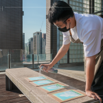 噴上定畫(huà)液，定色與保護(hù)，形成一層透明保護(hù)膜，讓畫(huà)作保持原有的色彩和質(zhì)感，以防髒污或損壞，亦可延緩色彩褪色且防水。