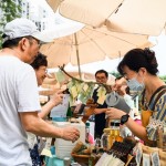 新業(yè)卓勝隆董事長(zhǎng)(左一)也偕同妻子前來(lái)盛夏市集Fun一下，充滿檸檬餘韻觸動(dòng)味蕾的風(fēng)味，是健康又消暑的飲品推薦款！