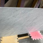 待石材半成品出爐後，更需要經(jīng)過嚴(yán)格的人工檢驗(yàn)，例如磨邊圓弧度及平整光滑度，通過職人的審視才能過關(guān)！