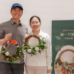 在花草香之間，感受放慢心緒的節(jié)奏，將花圈掛至家中門(mén)前，一份門(mén)前的問(wèn)候，為冬日增添另一份美好。