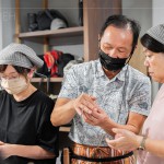 用虎口按壓，精準的包覆甜蜜麥芽內(nèi)餡，透過執(zhí)行長的細心教學，一顆顆手作太陽餅即將熱騰騰出爐囉!