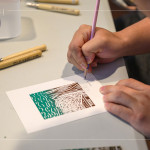 作品下方輕輕落下姓名和日期，為這段夏日的時光，留下一筆獨一無二的印記，悄悄收藏一段屬於自己的藝術時光。