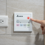 浴室「多功能涼暖風(fēng)機(jī)」，呵護(hù)全家人的需求，冬日保暖不溼冷，夏日降溫不燥熱，維持室內(nèi)的乾燥與空氣清新。 