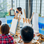 每組老師一步步帶領(lǐng)著家族們，各種畫筆的運用技巧，層層塗抹，完成一幅冬日的回憶。