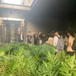 公共設(shè)施的外廊道，有計畫地被綠意填滿，彰顯建築造園的有機性，以及與自然共存共榮的必要性。有了植栽的陪伴，不僅能自在呼吸，也能在吐納之間品味純?nèi)恢馈?>
										<div   id=