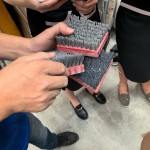 除了大型切磨機(jī)、角磨機(jī)及磨切片，師傅手中的小小鋼刷在磚石上來回「消磨」，也能呈現(xiàn)石材自然風(fēng)化的紋路面，賦予石材一層細(xì)緻的質(zhì)感。