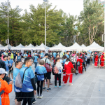 幸運轉(zhuǎn)盤活動吸引大大小小朋友的參加，只要當天與新業(yè)立地熱氣球合照，就可以獲得抽獎機會！