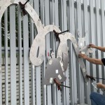 為了確保金屬雷雕擺放的位置，師傅先以模型樣板套量位置，用F型夾固定並標(biāo)記記號，讓物件位置準(zhǔn)確也相對穩(wěn)固。