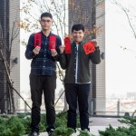 拿著自己印製的春聯(lián)與紅包袋，每位家族們都帶著心滿意足的笑容，春暖花開迎好年。