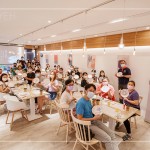 恣意揮灑藍(lán)彩，度過了一場知性美的周六時(shí)光，待火窯燒結(jié)後，這只青瓷，將化為獨(dú)一無二的手感工藝。