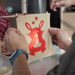 剛完成的剪紙，辛卯喜兔浮躍紙上，手捧著元寶寓意財(cái)源滾滾，家族發(fā)揮創(chuàng)意增添
兩顆小愛(ài)心，俏皮且生動(dòng)的趣味十足。