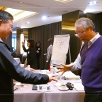 課程中亦有趣味互動，結(jié)合反向思考，打破固有的思維模式，培養(yǎng)創(chuàng)造性和解決問題之能力。(圖右為新業(yè)建設(shè)創(chuàng)辦人-穆椿松 先生、圖左為簡福榮總經(jīng)理)