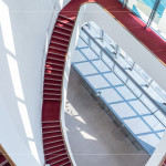 光線穿透玻璃，灑落在蜿蜒的紅毯旋梯上，從二樓延伸至五樓的曲線，讓建築不再只是結(jié)構(gòu)，更是一場(chǎng)光的藝術(shù)。