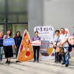 一片什錦Pizza、一塊療癒心情的甜點(diǎn)、一支大人小孩都愛的水果冰棒與一把撐好的傘、一個(gè)用心環(huán)抱新業(yè)家族的團(tuán)隊(duì)，希望2020年為家族留下美好的盛夏時(shí)光！