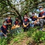 7年來，新業(yè)持續(xù)以行動支持小農(nóng)，也實際參與上山採收水梨的過程，體會農(nóng)民們的辛勞，讓我們更珍惜當(dāng)下所擁有的。（圖右一為新業(yè)建設(shè)邱正光副總經(jīng)理）