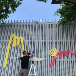 一道充滿生機(jī)的牆面，在師傅的點綴下生動了起來，不同的自然元素拼貼在一起，是鳥、羽毛、葉子、花瓣…帶給孩子們無限想像發(fā)揮。