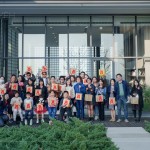 這日，即將迎向中國(guó)新年之前，有和陽(yáng)暖日、綠意蔓蔓，紅紅剪紙燈籠妝點(diǎn)，將這
份團(tuán)圓喜聚刻畫得如詩(shī)如畫。