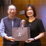 課程尾聲，新業(yè)建設(shè)卓勝隆董事長(圖左)準備禮品致贈，感謝陳資璧講師(圖右)帶給我們精采充實的教育訓(xùn)練。