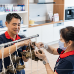 新業(yè)建設(shè) 邱正光 副總經(jīng)理賢伉儷，也加入這次公益包粽行列，身體力行，益起響應(yīng)，共創(chuàng)美好良善的循環(huán)。