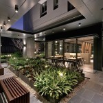 除了白天的明亮與綠意疊翠，臨近傍晚時，中庭植栽之間打著光芒，也帶來另一番曖昧的風(fēng)味。－【新業(yè)宜家】。