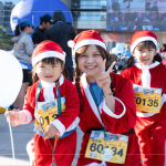 小小聖誕老人出發(fā)囉，今年新增的2K變裝組，讓賽道及會場上多了許多可愛的小小身影。