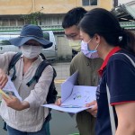 建築師與藝術(shù)家張婷雅(圖左一)，透過圖面的討論與現(xiàn)場實際模擬，讓「自然元素寓教於樂」，想給孩子們天馬行空的想像空間。