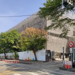 因原有圍牆構(gòu)造毀損嚴(yán)重、不堪修復(fù)，育英國中側(cè)門及部分圍牆也是本次街道美化項目之一。（圖攝於108.11.07，為育英堂施工期間）