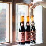 致上「古早味手工柴燒醬油清」做為伴手禮，並附上「手工編織麻繩」，以傳統(tǒng)的方式編織出最誠摯的心，在周末與家人好友來場美味的醬香料理吧!