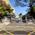 破損嚴(yán)重的圍牆改造為格柵，不僅讓視野穿透、也一併保有隱密性，整體與後門協(xié)調(diào)的連為一體。